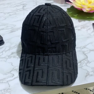 Svart keps med geometriskt mönster - Snygg svart keps med upphöjt geometriskt mönster över hela ytan. Justerbar baktill för perfekt passform. Kepsen har en klassisk böjd skärm och är tillverkad i ett slitstarkt tyg som ger en cool och modern look.