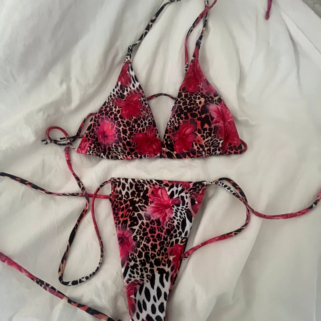 Leopardmönstrad bikini med blommor