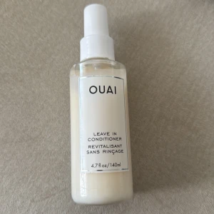 OUAI Leave In Conditioner 140ml - OUAI Leave In Conditioner i en genomskinlig plastflaska med vit spraykork. Innehåller 140 ml och är perfekt för att reda ut håret och ge extra fukt. Produkten har en mjölkig, krämig färg och är enkel att applicera tack vare sprayfunktionen.