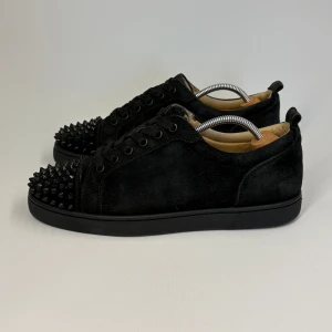 Christian Loubotin svarta mocka - Svarta Loubotin skor i storlek 42. Mjuk och fin mocka och väldigt bra skick på skorna. Se bilder! Självklart äkta! DM vid intresse!