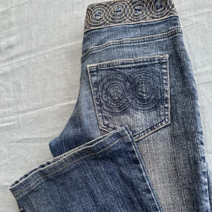 Blå jeans med broderade detaljer - Snygga blå jeans från Miss O&Y med  broderade cirkeldetaljer vid midjan och bakfickorna. Skicka gärna om ni har frågor och kolla gärna in det andra jag säljer 🩷