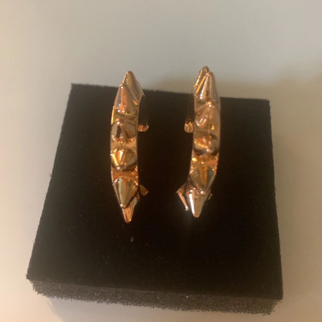 Edblad liknande örhängen i guld - 1