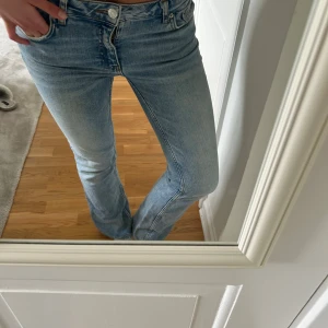 Ljusblå bootcut jeans Gina Tricot - Snygga lågmidjade ljusblå jeans från Gina Tricot i klassisk bootcut-modell. Jeansen har normal passform och är tillverkade i mjukt denimtyg. Är 172 cm och på gränsen till korta på mig.