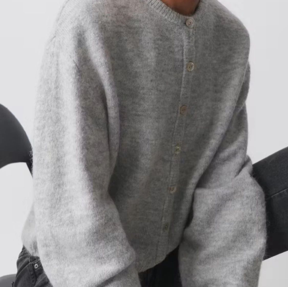 Grå stickad kofta från gina