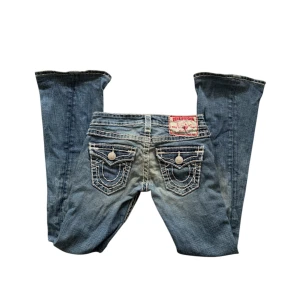 True Religion Jeans - Lågmidjade, flared, Midja:36-37 Innerben:78. Inga bilder på!