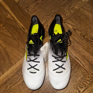 Adidas Ace 17.1 SG – strl 42 2/3 - Otroligt fina Adidas Ace 17.1 i mjukt känguruskinn, och SG-dobbar – perfekt för tekniska spelare och våta gräsplaner. Säljs inte längre i butik, men väldigt populära.  👟 Skick: Oanvända 💰 Nypris: 2599 kr 📏 Storlek: 42 2/3 📦 Endast skorna som medföljer, men skickas såklart i en kartong.