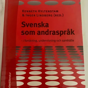 Svenska som andraspråk – i forskning, undervisning och samhälle - En modern och omfattande bok om svenska som andraspråk. Perfekt för dig som vill förstå språk, lärande och samhälle ur ett aktuellt perspektiv. Passar studenter och unga vuxna som är intresserade av språk, utbildning och mångfald.
