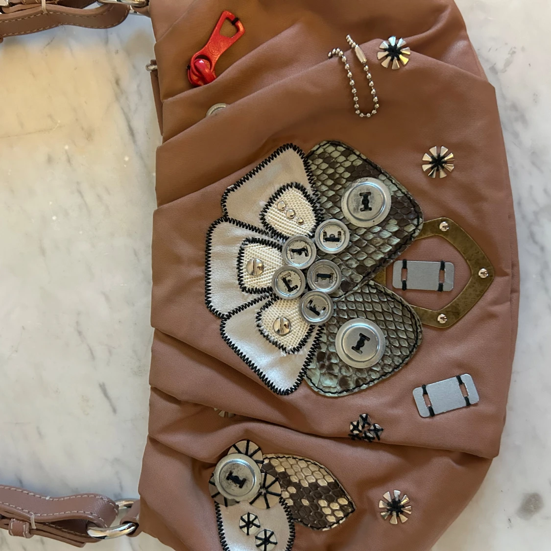 Beige axelväska från Prada med detaljer - 3