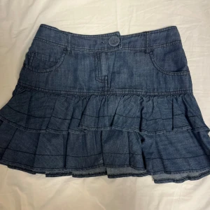 Volangkjol i jeans med fickor - Jätte söt vintage jeanskjol med volanger! Perfekt nu till sommaren!!