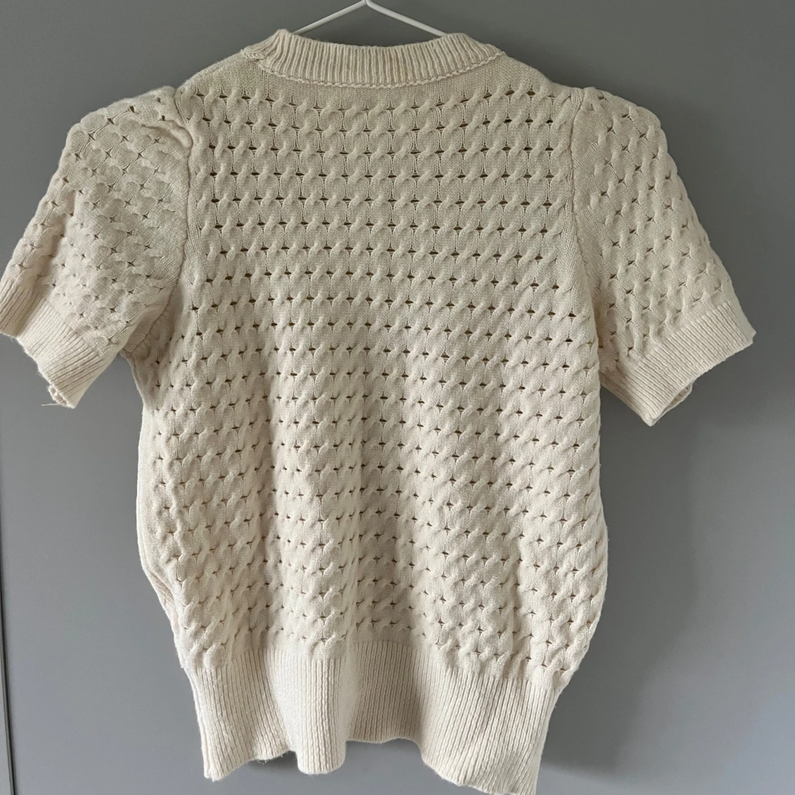 Kräm vit kortärmad stickad tröja - 1