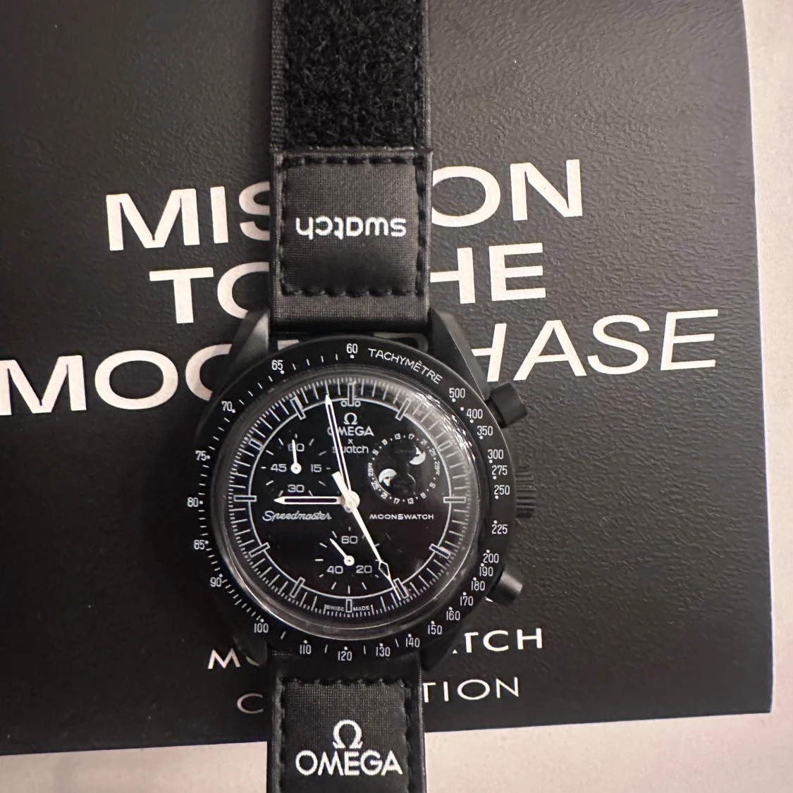 Säljer en helt ny och oanvänd SwatchMission to the MoonPhase Bioceramic MoonSwatch.  - 4