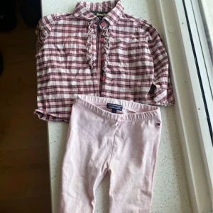 Set från Tommy Hilfiger, barn, 74 - Supersöta ljusrosa leggings från Tommy Hilfiger med liten rosett framtill i midjan och diskret logga vid höften. Matchar med en fin skjorta. Mjukt bomullsmaterial och elastisk midja gör dem riktigt bekväma för de minsta. Perfekta till vardags eller när du vill ha något extra gulligt.