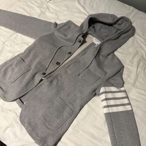 Thom Browne cardigan tröja - Knappt använd Thom Browne tröja. Nypris ca 17 000kr storlek 1 som motsvarar (Small)
