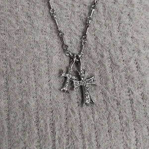 Duo Cross Necklace - Silverfärgat korshalsband, 43 + 5 cm.