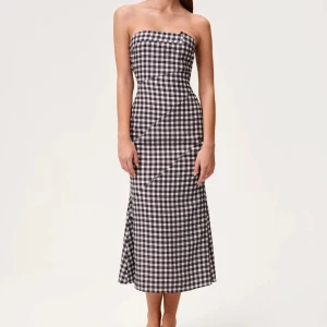 Klänning Adoore - Klänning från adoore. Säljer för att storleken inte passade sp därför aldrig använd, lapparna sitter kvar. Strl 36, nypris 1395