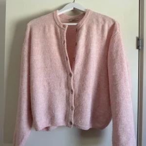 Ljusrosa kofta från Gina Tricot - Superfin rosa kofta från Gina som tyvärr inte kommer till användning och därmed är väldigt sparsamt använd. Passar perfekt att ha på svala sommarkvällar över tex en klänning. Den är i storlek M men passar mig väldigt bra som vanligtvis har S. Pris kan diskuteras vid snabbt köp😊💕🌸nypris 400kr