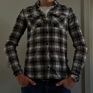 Randig skjorta  - En ruskigt snygg skjorta i storlek xs men skulle nog mer säga att den är mer åt xxs hållet, billigare vid snabb affär