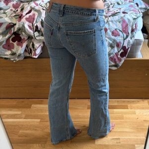 Jeans - supersnygga bootcut lowwaist levi’s jeans! använda fåtal gånger😇för små så säljer av