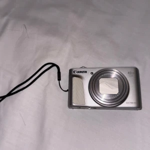 Canon Sx730 hs - Säljer min canon sx730hs då jag ska köpa en ny. Fungerar felfritt, har kartongen, simkort & laddare som medföljer. Går att föra över bilderna genom wifi.