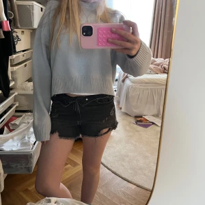 Jeans shorts från Zara - Jeans shorts från Zara storlek 140, men passar xxs eller xs. Midjemått tvärs över 37 cm🩵 DÅLIG BILD TYVÄRR