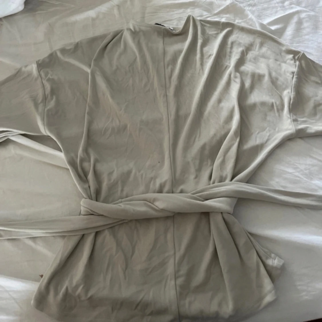 Beige/grå t shirt  med knytband i midjan - 3