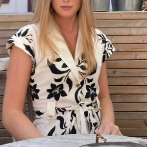 Sommarklänning  - Superfin klänning från Zara med ett blommigt mönster och guldiga knappar. Fint skick!