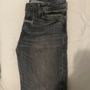 Grå slim straight jeans Jack & Jones - Snygga grå jeans från Jack & Jones i modellen Slim Straight Tim men är mer åt straight jeans hållet . Jeansen har klassisk femficksdesign, normal midja och raka ben med en smalare passform. Materialet är bomullsmix med tvättad finish för en cool, lite sliten look. Rensar garderoben! Pris kan diskuteras.