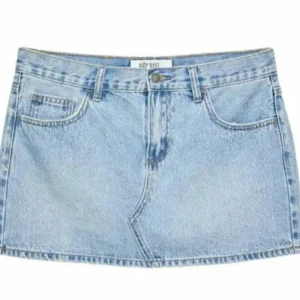 Ljusblå jeanskjol - Säljer denna på Vinted med, (millaa999) storlek 34 från monki. Liknar bilden på framsidan 