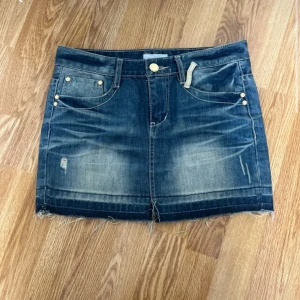 Jeanskjol från Blue Point, strl 28 - Snygg kort jeanskjol från Blue Point son tyvärr inte längre passar🩷Fylkd av små unika detaljer både på fram och baksidan. 28-M i strl. Hör av dig för specifika mått eller bilder, pris kan diskuteras! OBS denna säljs även på min vinted!