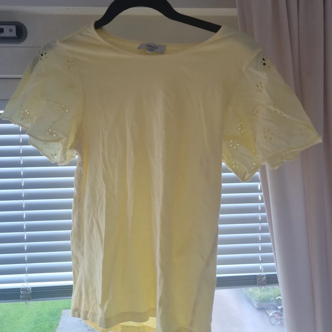 Gul t-shirt med broderade ärmar Samsa