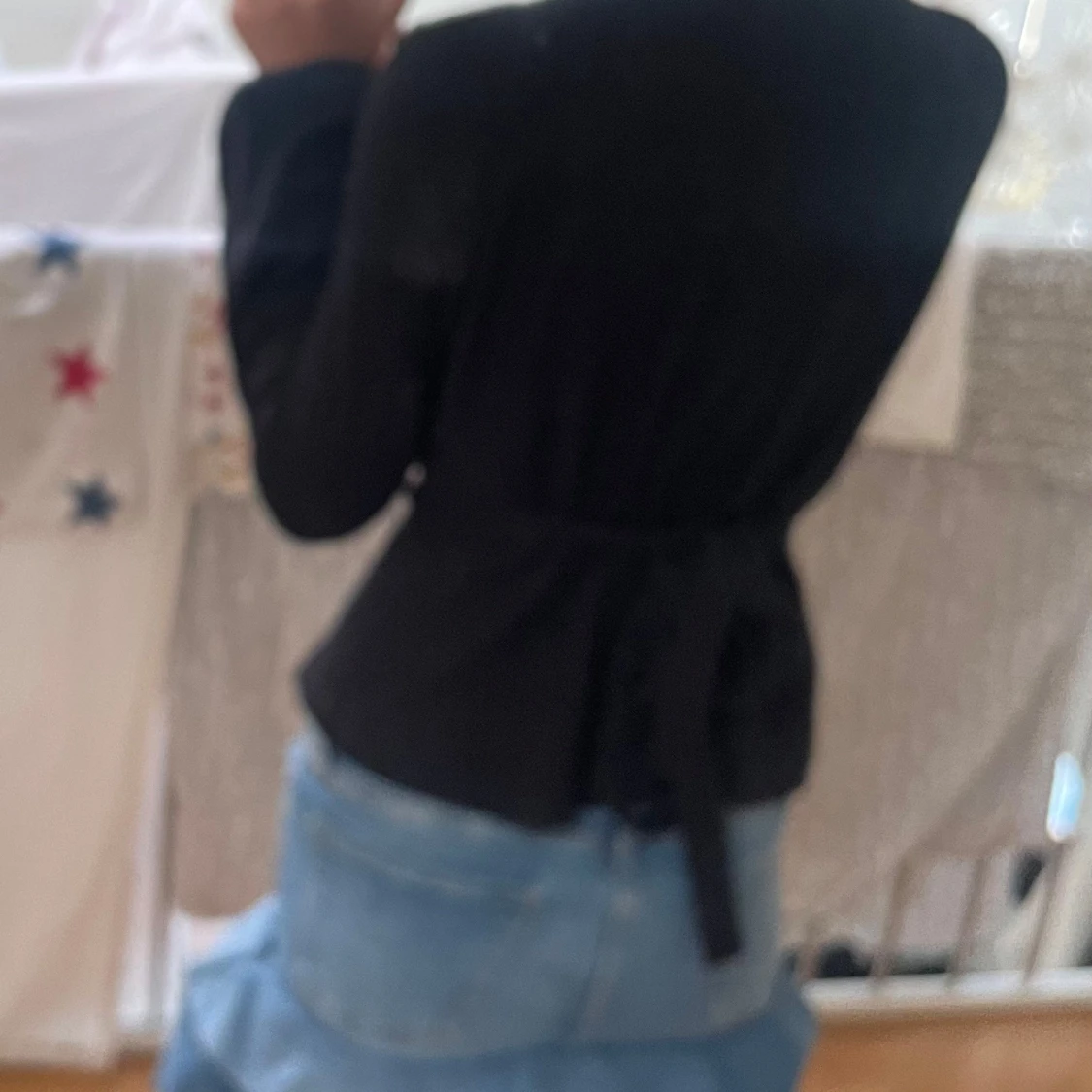 Svart omlottopp med rosett - 1