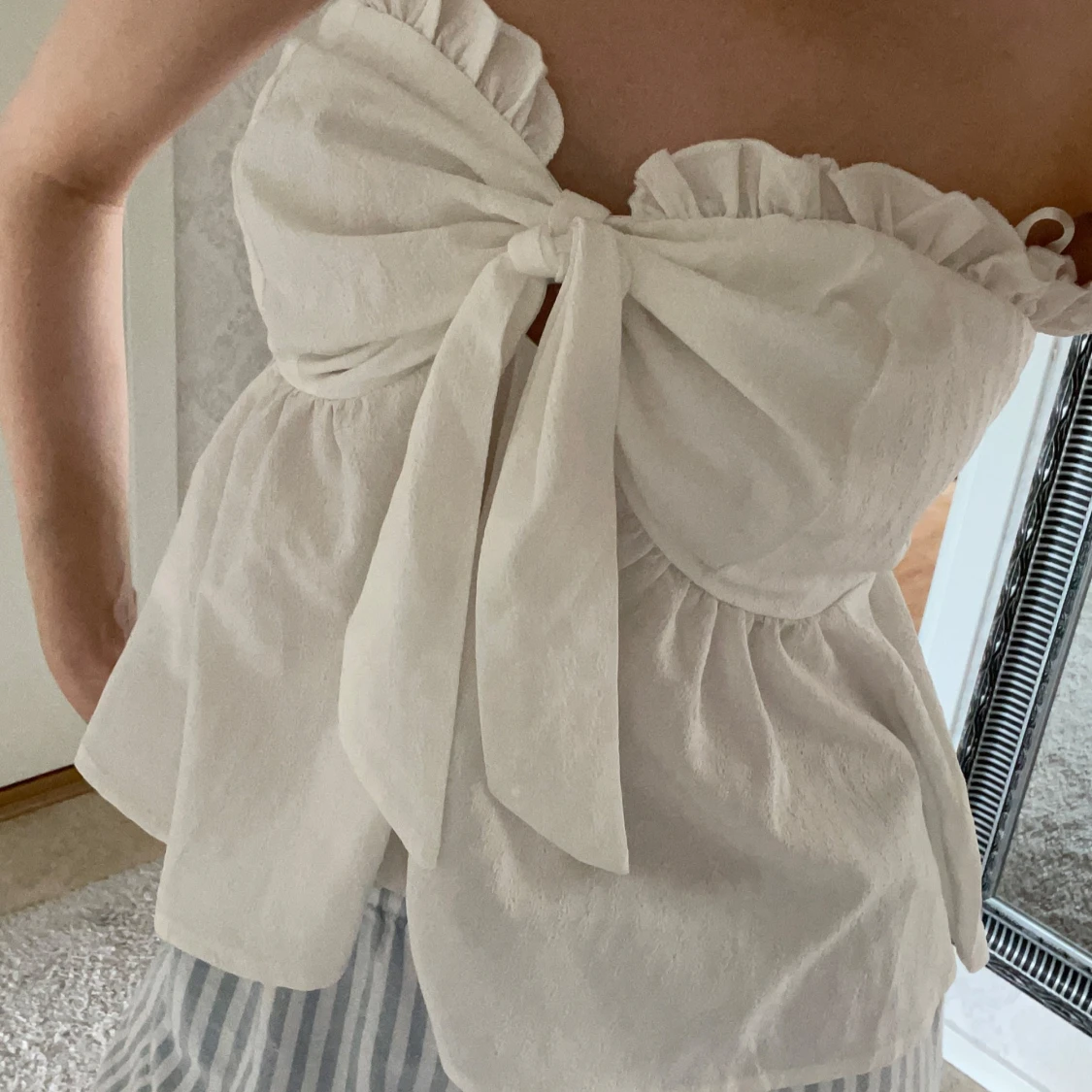 Vit axelbandslös topp med rosett - 2