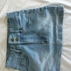 Ljusblå jeanskjol från Forever 21 - AsSnygg ljusblå jeanskjol från Forever 21 med klassiska fickor fram och bak, dubbla knappar vilket jag tycker e jättefint. Perfekt för dig som gillar en enkel men nice outfit. Kjolen har en kort tajt passform och är gjord i mjukt jeanstyg. Köptes för 320!