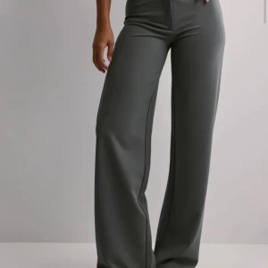 Nelly kostymbyxor  - Super fina kostymbyxor! Säljer då de tyvärr är för små 