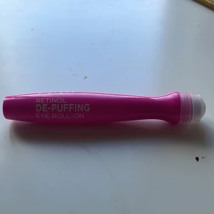 Retinol De-Puffing Eye Roll-On - En rosa eye roll-on med retinol som hjälper till att minska svullnad under ögonen. Kommer i en smidig tub med metallkula för enkel applicering. Gelen är genomskinlig och känns svalkande på huden. Perfekt för att pigga upp trötta ögon. Knappt använd! 😻