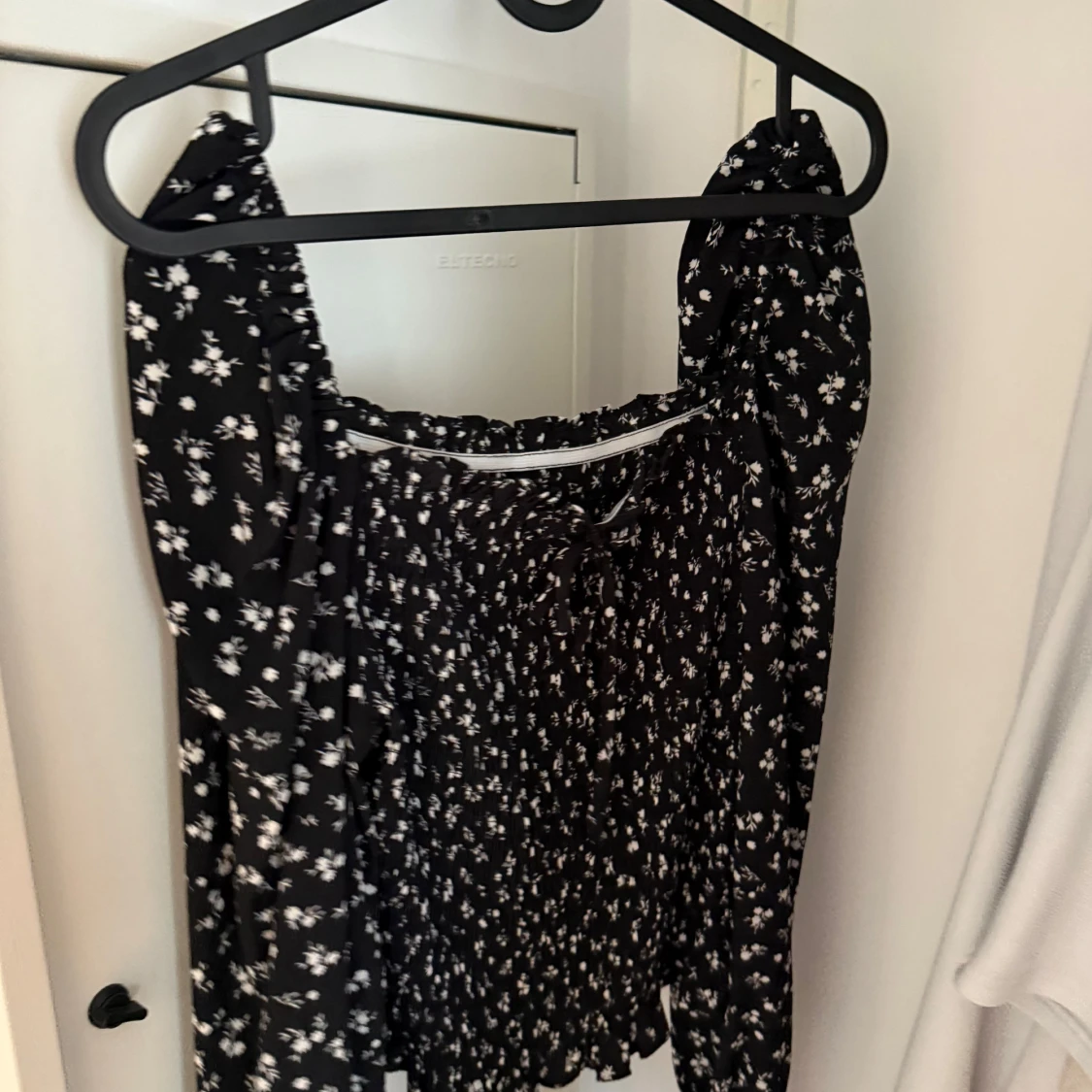 Svart blommig kortklänning med puffärm