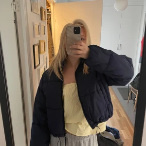 Mörkblå pufferjacka - H&M - Mörkblå pufferjacka från H&M Divided. St. S💕helt ny