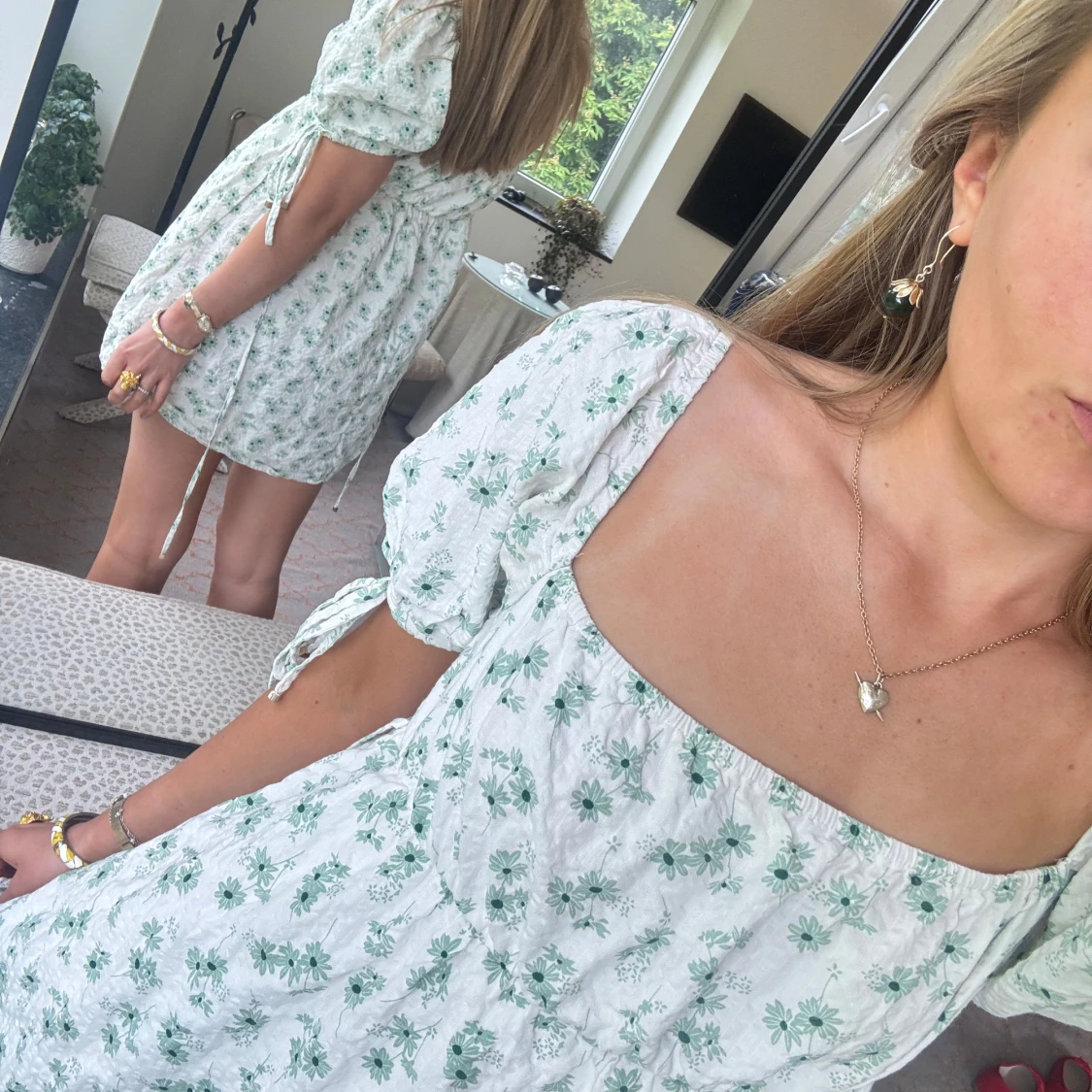 Vit blommig kortklänning med puffärm - 3