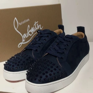 Louboutin skor - Hej, Säljer mina Christian Louboutin skor i färg marin blå och storlek 43, dom är i mycket bra skick och dom har inga deffekter eller annat konstigt, Vid intresse är det bara att höra av sig😁