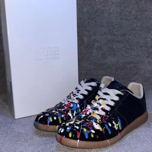 Maison margiela gats paint splatter - Hej, Säljer mina Maison margiela gats paint splatter i färg svart och storlek 43, dom är i mycket bra skick och dom har inga deffekter eller annat konstigt, Vid intresse är det bara att höra av sig😁