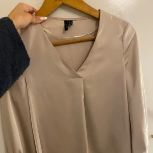 Satin blus - Helt ny.