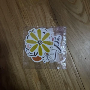 Klistermärken - Klistermärken med blommotiv och inspirerande texter. Dessa färgglada stickers passar perfekt för att dekorera anteckningsböcker, laptops eller mobilskal och ger en positiv känsla till vardagen.