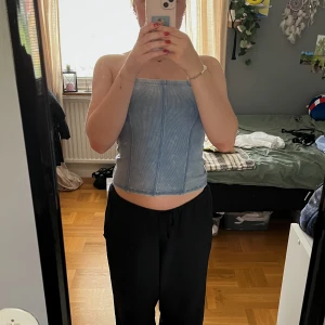 Jeansfärgad tubtopp från H&M - Säljer denna fina tubtopp från H&M som jag endast använt några få gånger, är i fint skick 💕
