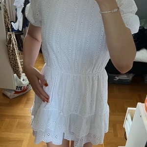 Vit klänning från Lvcilia - Jättefin vit klänning från Lvcilia som endast är använd 1 gång🤍