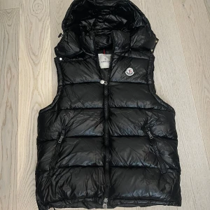 Moncler väst - 9/10 skick, - ÄKTA - är i XL men passar bättre L 