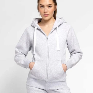 Russemerch hoodie - grå Russemerch hoodie i S, säljs pga av att den inte passade jätte bra eller som jag ville att den skulle sitta. Klicka inte på ”KÖP NU” utan diskutera först. Andvänd 1 gång men ser helt ny ut. (Jag är inte ansvarig för postens slarv) skriv för egna bilder. 