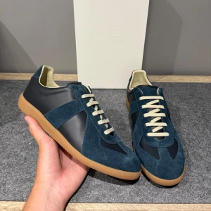Maison margiela gats - Maison margiela i en marinblån färg. Storlek 44. Snabb affär föredras!
