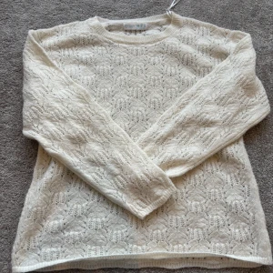 Vit stickad tröja från Primark XS - Superfin vit stickad tröja från Primark i storlek XS. Tröjan har ett snyggt spetsinspirerat mönster och rund halsringning. Perfekt för lager-på-lager och passar till både jeans och kjol. Mjuk och skön känsla!