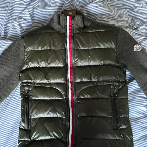 Moncler cardigan  - Snygg cardigan från moncler i snygg grön färg, bra skick. (Maglione Tricot Card Cardigan Khaki 886) Storlek M Bud tas emot  Nypris ca 10 000