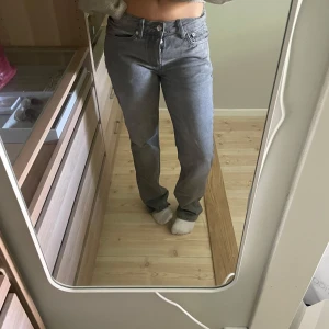 Grå raka jeans - Säljer ett par grå jeans med rak passform och låg midja.Från lager 157.Pris går att diskutera💕